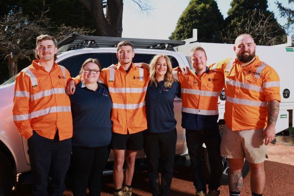 Level Plumbing Lithgow team photo – Aleck and Sarah Parry with their local plumbing team in Lithgow